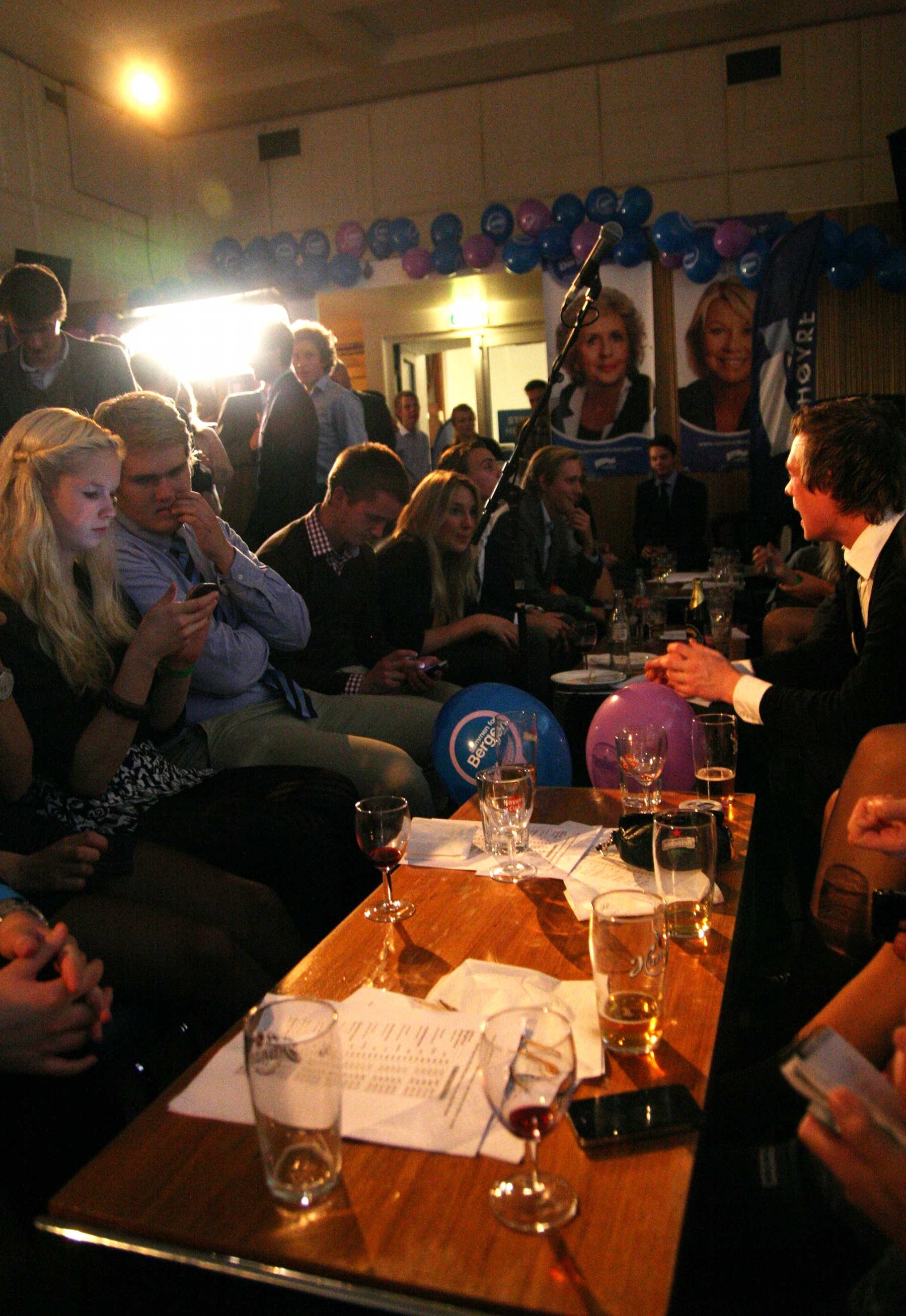 SAMMENSVEISET GJENG: Unge Høyre var godt representert under valgvaket. - Vi har vervet 400 nye medlemmer, sier Erik Skutle.